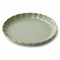 Piatto piano in ceramica 26 cm verde salvia con bordo ondulato